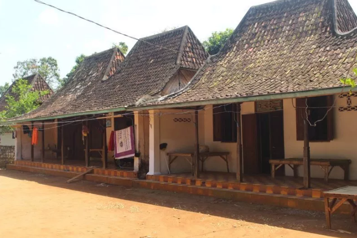 Ruang Rumah Utama Suku Madura