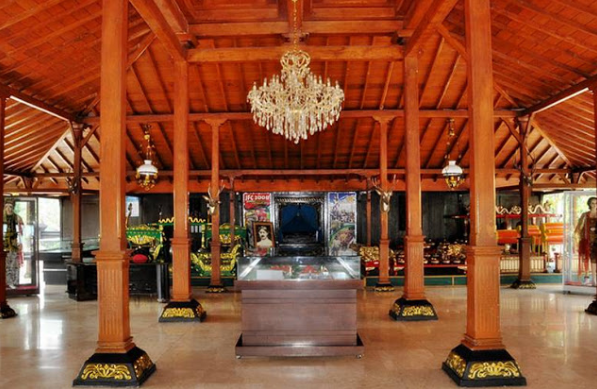 Bagian dalam rumah Madura