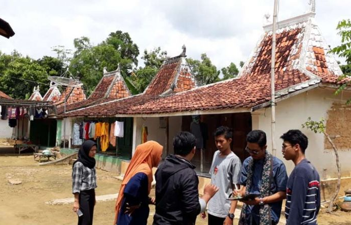 Mahasiswa KKN di rumah adat suku Madura