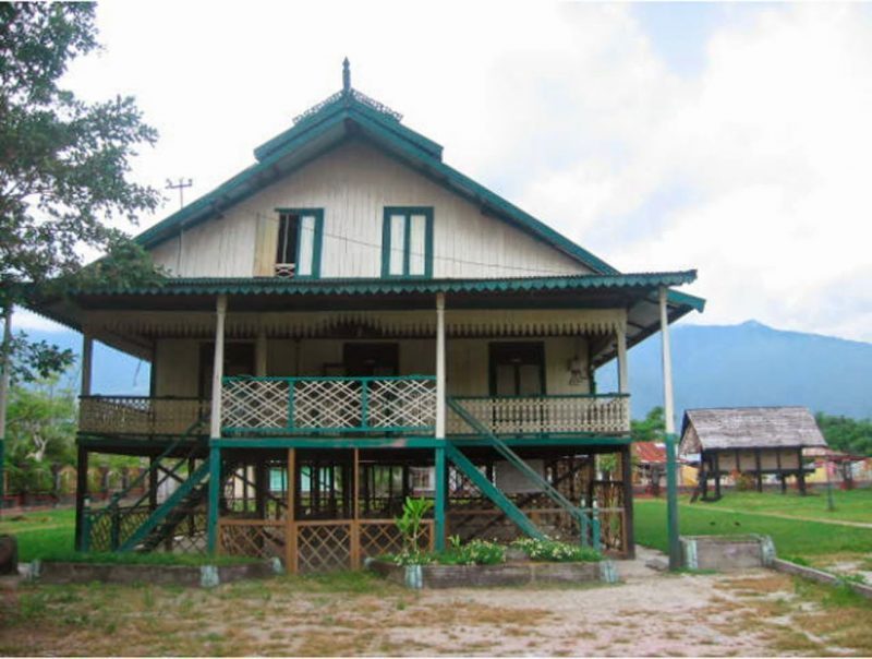 Rumah Adat Banua Tada