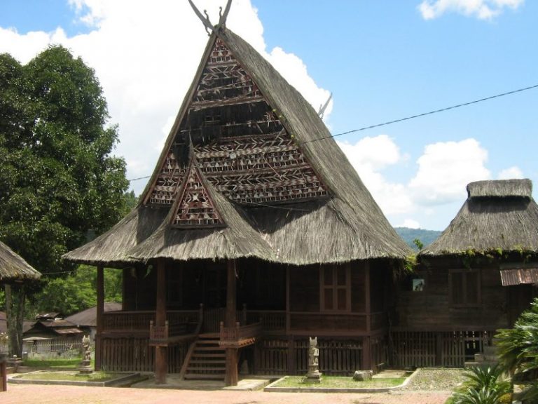 √ Kebudayaan Sumatera Utara Rumah, Pakaian, Kesenian [Lengkap]